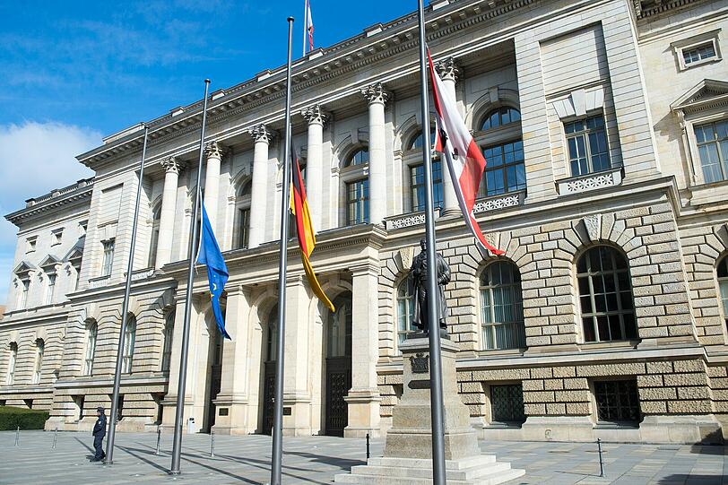Auch vor dem Abgeordnetenhaus in Berlin wehen die Fahnen am Freitag auf Halbmast.
