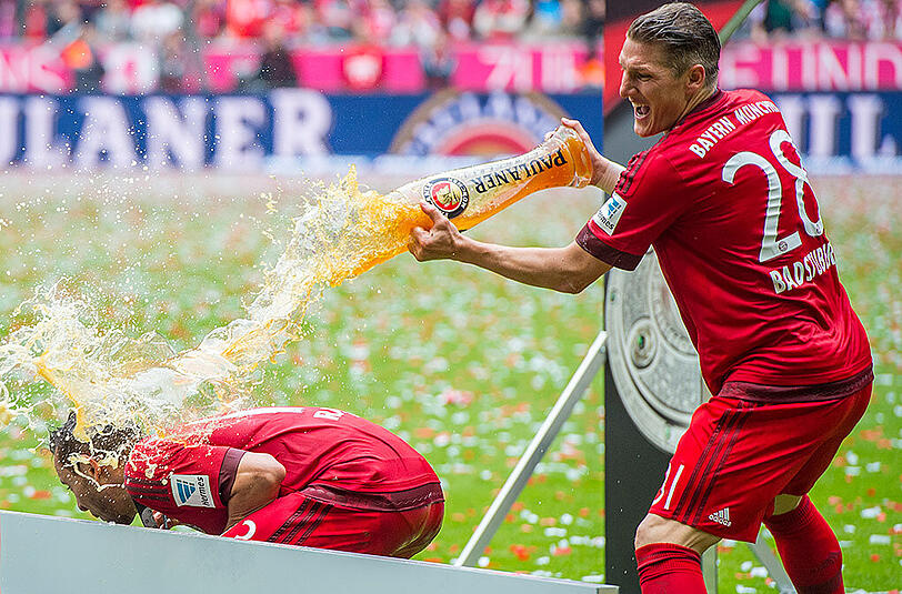 Hier verteilt Bastian Schweinsteiger eine (klebrige) kalte Dusche - Darmstadt Oberbürgermeister versichert, dass es solche Zustände in der Spielstätte des Aufsteigers nicht geben wird.