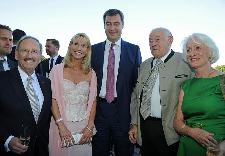 Reinhold Bocklet (Vizepräsident des Bayerischen Landtags) mit Karin und Markus Söder sowie Günther Beckstein und seiner Frau Marga (v.l.9