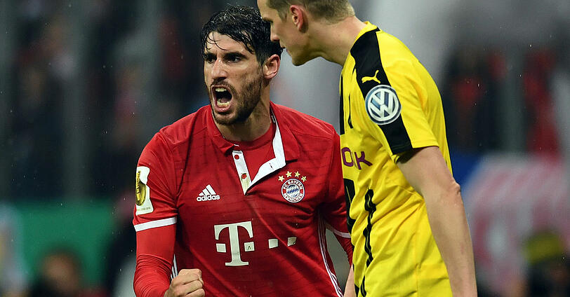 JAVI MARTÍNEZ: NOTE 4 - Vor dem Spiel mit 16 Siegen in 16 DFB-Pokal-Spielen, die Serie ging zu Ende. Schwerer Patzer vor dem 0:1, als er Guerreiro den Ball in die Füße spielte statt zu Ulreich. Glich per Kopfball aus (29.). Nicht immer sicher.