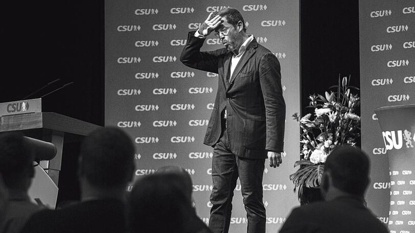 Das Siegerbild:  "Doktor der Herzen" - Karl-Theodor zu Guttenberg steht am 30. August 2017 in der Stadthalle in Kulmbach auf der Bühne.