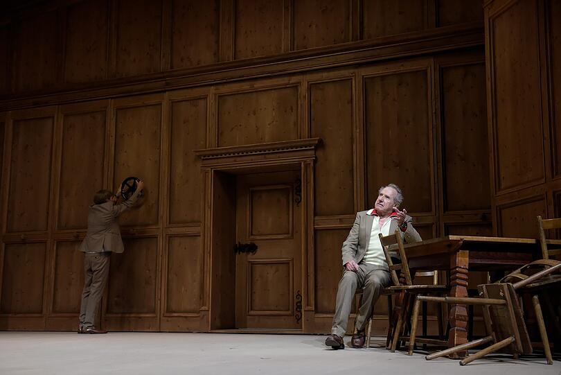 Walter Hess in Christoph Marthalers "Tiefer Schweb" in den Kammerspielen.