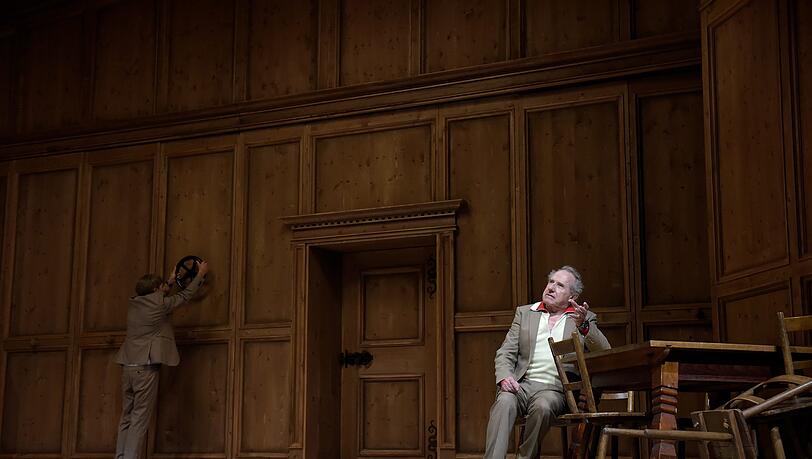 Walter Hess in Christoph Marthalers "Tiefer Schweb" in den Kammerspielen. Walter Hess in Christoph Marthalers "Tiefer Schweb" in den Kammerspielen.