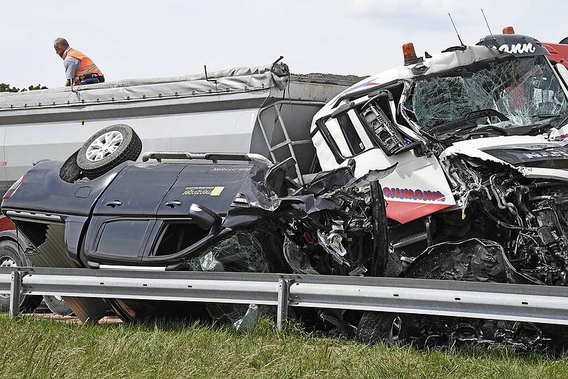 Die Bergungsarbeiten zogen sich in die Länge, weil letztlich neun Pkw (davon acht Neuwagen), ein Pkw-Anhänger, ein kompletter Sattelzug sowie ein Lkw-Anhänger abgeschleppt werden mussten. Zusätzlich luden die Einsatzkräfte noch reichlich Schotter um.