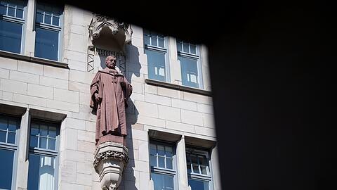Eine Statue Hegels am Rathaus seiner Geburtsstadt Stuttgart.