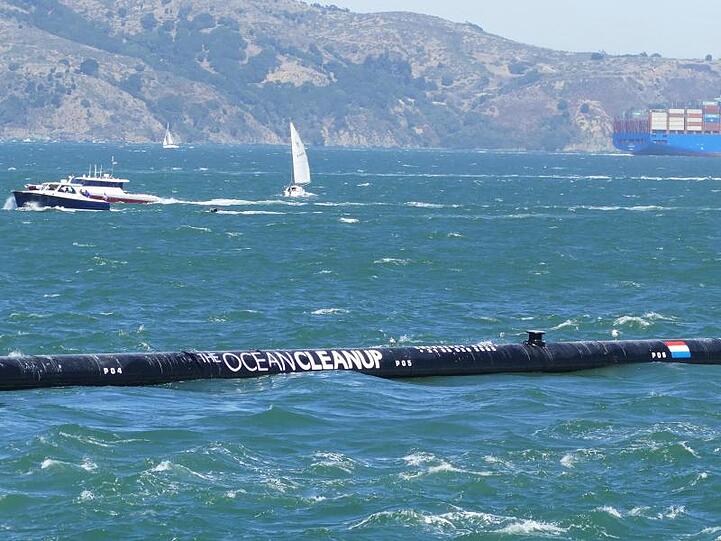 Die Abfallsammelanlage "The Ocean Cleanup" schwimmt auf ihrem Weg zum Einsatzort im Pazifischen Ozean in der Bucht von San Francisco.