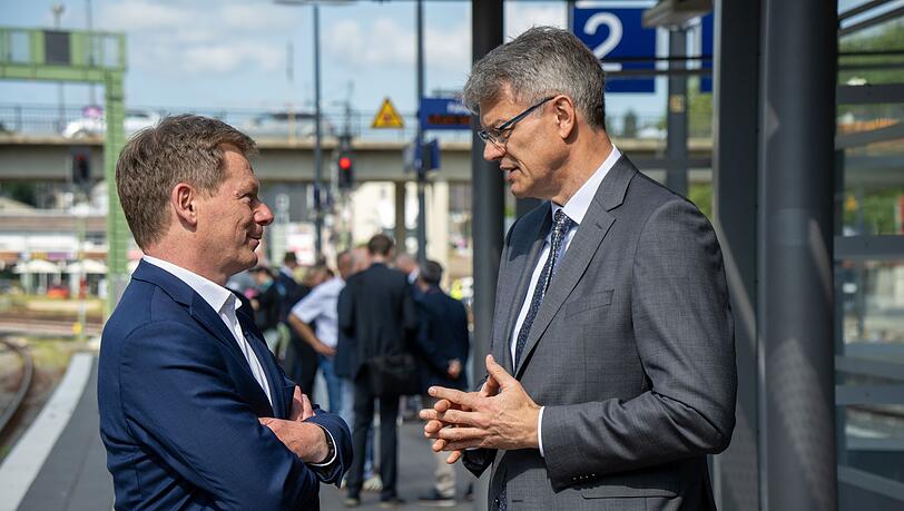 Wollte sich eigentlich erst später mit Personalfragen beschäftigen: Bundesverkehrsminister Patrick Schnieder (rechts) entlässt Bahnchef Lutz vorzeitig.