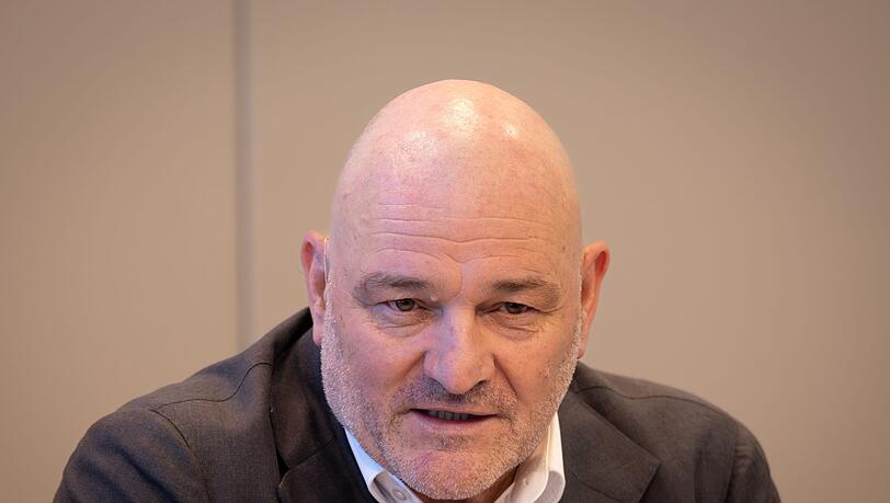 Der stellvertretende Brandenburger Ministerpräsident und Finanzminister Robert Crumbach (BSW) hofft auf eine Lösung im Streit um die Rundfunkreform. (Archivbild)