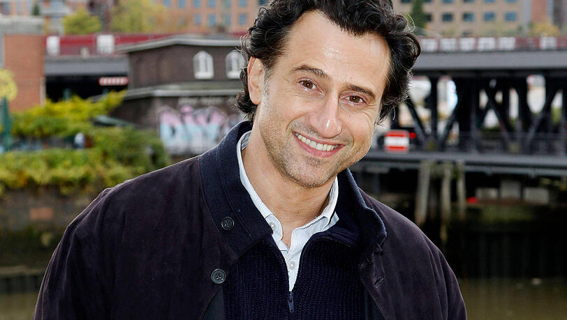 Schauspieler Serkan Kaya reagiert in der AZ auf die Flirt-Attacke von Bill Kaulitz.