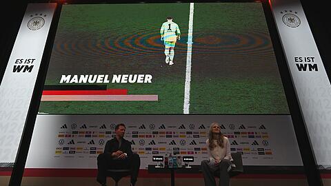Bundestrainer Julian Nagelsmann (l) und DFB-Pressesprecherin Franziska W&uuml;lle w&auml;hrend der Pressekonferenz zur Bekanntgabe des deutschen Kaders f&uuml;r die WM 2026.