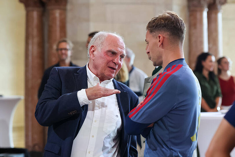 Gewohnt klare Ansichten: Hoeneß, der sich lange mit Joshua Kimmich unterhielt. Gewohnt klare Ansichten: Hoeneß, der sich lange mit Joshua Kimmich unterhielt.