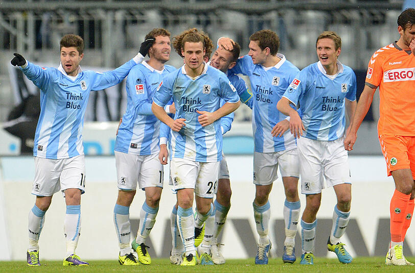 Die Löwen jubeln nach dem 1:0-Führungstreffer von Dominik Stahl.