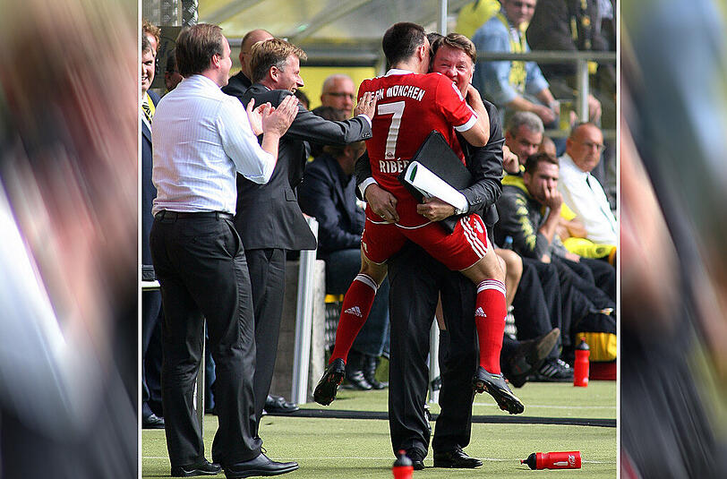 Ribéry springt seinem Trainer Louis van Gaal in die Arme.