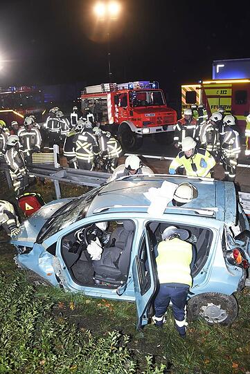Die beiden schwer verletzten Frauen waren im Fahrzeug eingeklemmt. Die Feuerwehr musste sie befreien.