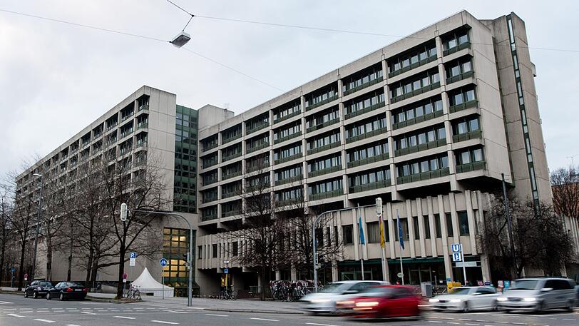 Fünf Männer werden verdächtigt, einen grausamen Mord an einer Frau begangen zu haben. Nun müssen sie sich vor dem Gericht verantworten.