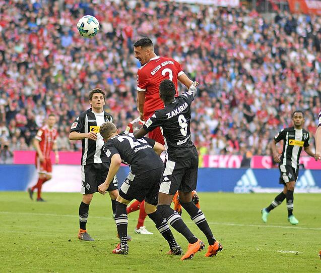 Sandro Wagner: Note 1 - Es wagnert! Der Abstauber zum 1:1 und der Kopfball zum 2:1 waren seine Liga-Treffer sechs und sieben &ndash; und das bei erst sechs Startelf-Einsätzen. Immer aggressiv, immer anspielbar und jederzeit torgefährlich. Auch beim 3:1 beteiligt. Seinen Schuss aus wenigen Metern konnte Sommer nur abklatschen. Insgesamt eine starke Empfehlung für Bundestrainer Löw.