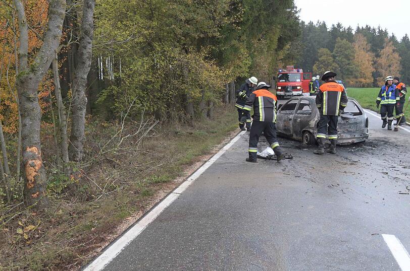 Eine Frau ist am Sonntagmittag mit ihrem Corsa gegen einen Baum gerast. Die Schwerverletzte konnte sich gerade noch befreien, ihr Fahrzeug brannte komplett aus.