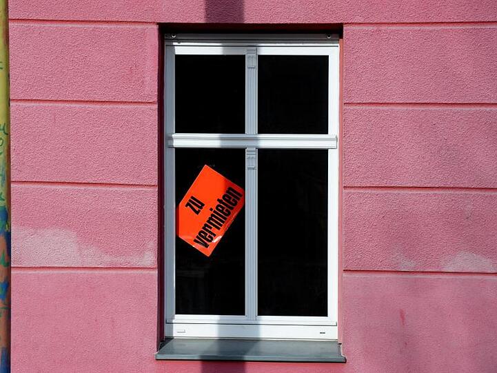 Eine Wohnung wird in einem Haus zur Miete angeboten. Foto: Ralf Hirschberger/zb/dpa/Archivbild