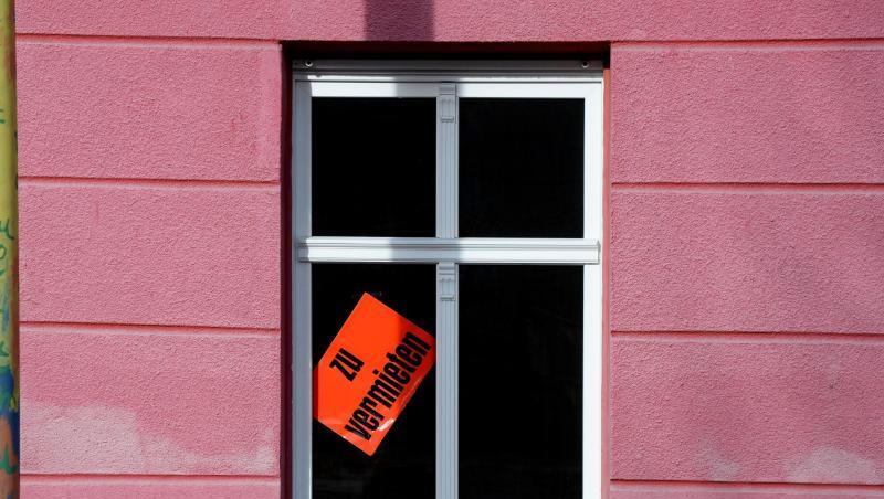 Eine Wohnung wird in einem Haus zur Miete angeboten. Foto: Ralf Hirschberger/zb/dpa/Archivbild Eine Wohnung wird in einem Haus zur Miete angeboten. Foto: Ralf Hirschberger/zb/dpa/Archivbild