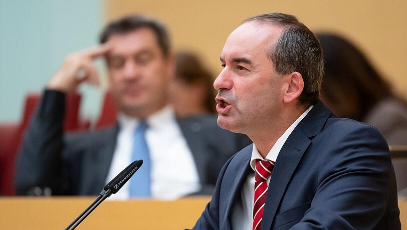 Markus Söder (CSU, Hintergrund) wirkt während Aiwangers (FW) Rede eher gelangweilt.
