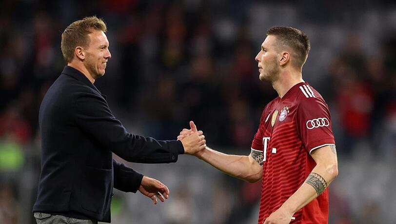 Gegen Augsburg in der Startelf von Coach Julian Nagelsmann (l.): Abwehrchef Niklas Süle.