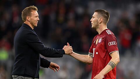 Gegen Augsburg in der Startelf von Coach Julian Nagelsmann (l.): Abwehrchef Niklas Süle.