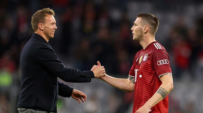 Gegen Augsburg in der Startelf von Coach Julian Nagelsmann (l.): Abwehrchef Niklas Süle.