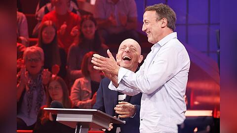 Wotan Wilke Möhring in ungewohnter Umgebung: Als Teamkapitän bei "Wer weiß denn sowas?" mit seinem Mitstreiter Bernhard Hoëcker.