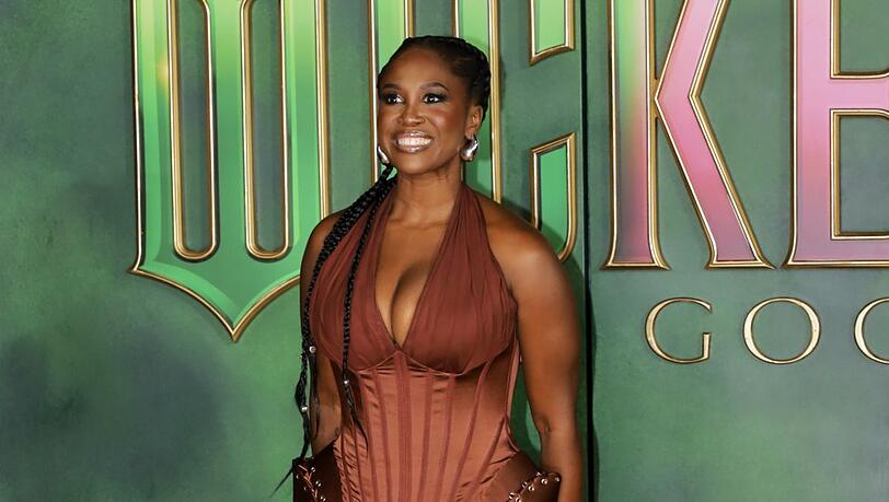 Strahlend posierte Motsi Mabuse vor dem großen "Wicked"-Schriftzug im Cineworld am Leicester Square in London.
