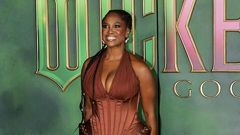 Strahlend posierte Motsi Mabuse vor dem großen "Wicked"-Schriftzug im Cineworld am Leicester Square in London.