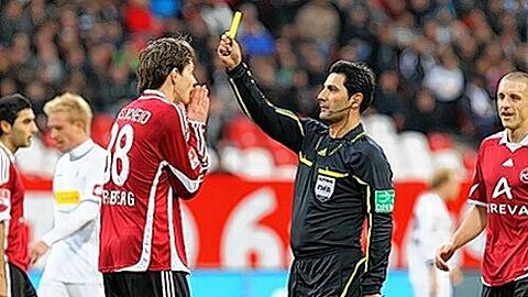Voll daneben: Babak Rafati zeigt Philipp Wollscheid Gelb, obwohl der Gladbachs Stranzl nichts getan hatte.