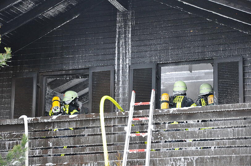 Großeinsatz für die Feuerwehr: Das Einfamilienhaus in Falkenberg wurde völlig zerstört.