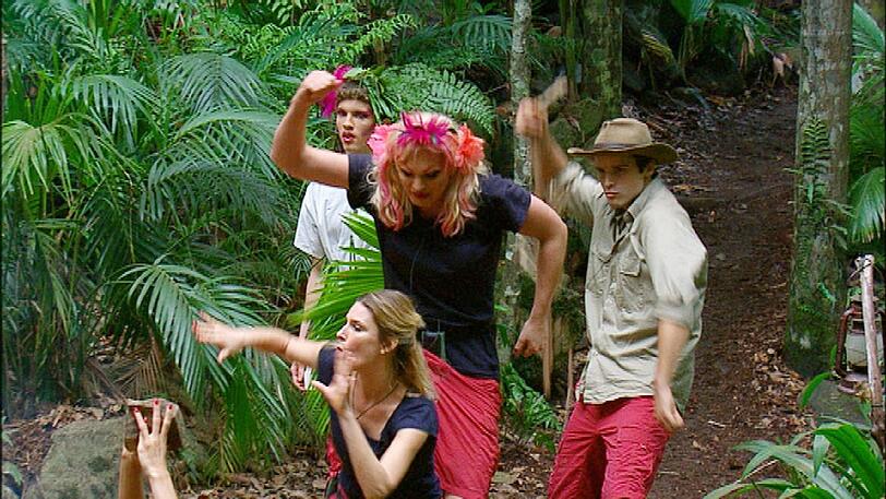 Dschungelcamp, Tag 14: Fiona nimmt ein Bad in toten Insekten, Joey lässt sich von Olivia Jones zur Transe schminken