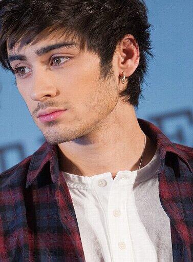 Zayn Malik, Mitglied der britischen Band One Direction, posiert am  im Jabnuar 2013 bei einer Pressekonferenz in Tokio. Er lässt die Herzen vieler Teenies höher schlagen, aber privat ist sein Herz vergeben: Zayn Malik hat sich mit seiner Freundin Perrie Edwards verlobt. «Wir sind sehr glücklich. Ja, es ist cool», sagte der Sänger
