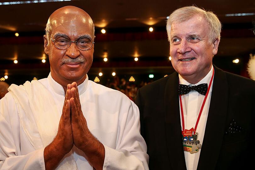 Da möchte auch CSU-Chef Horst Seehofer ein Bild mit "Mahatma Söder" beim Franken-Fasching bekommen.
