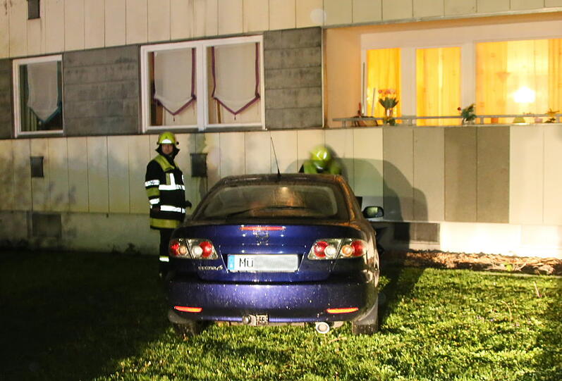 Diese Suff-Aktion ging nach hinten los: Erst setzte der 35-Jährige sein Auto gegen eine Hauswand, dann wollte er seiner Tochter die Schuld in die Schuhe schieben.