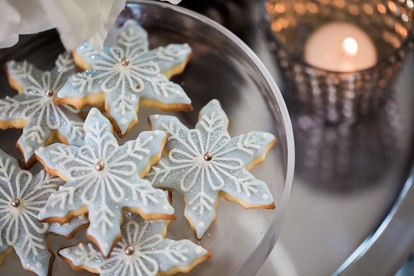 Stephanie Juliette Rinner von Mein Keksdesign zaubert im neuen Back-Studio Lebkuchensterne mit Royal Icing Verzierung. Ein toller Schmuck für den Weihnachtsbaum