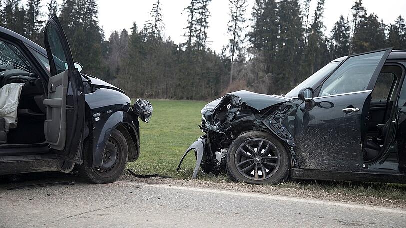 Der Audi-Fahrer erlag an der Unfallstelle seinen Verletzungen, die schwer verletzte Mini-Fahrerin kam ins Krankenhaus.