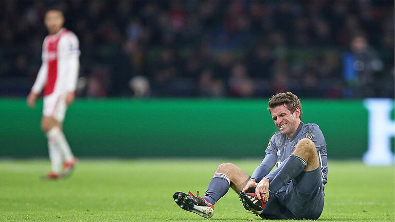 THOMAS MÜLLER, NOTE 4: Sein 105. Spiel in der Champions League. Müller liegt nun gleichauf mit Philipp Lahm und ist Bayerns Rekordspieler. Gratulation! Wirbelte mit Gnabry die Ajax-Defensive durcheinander, zeigte großes Spielverständnis. Flog dann aber mit Rot vom Platz nach einem Kung-Fu-Tritt gegen Tagliafico (75.).