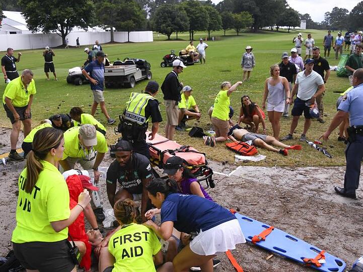 Nach dem Blitzeinschlag im East Lake Golf Club waren die Helfer schnell vor Ort.