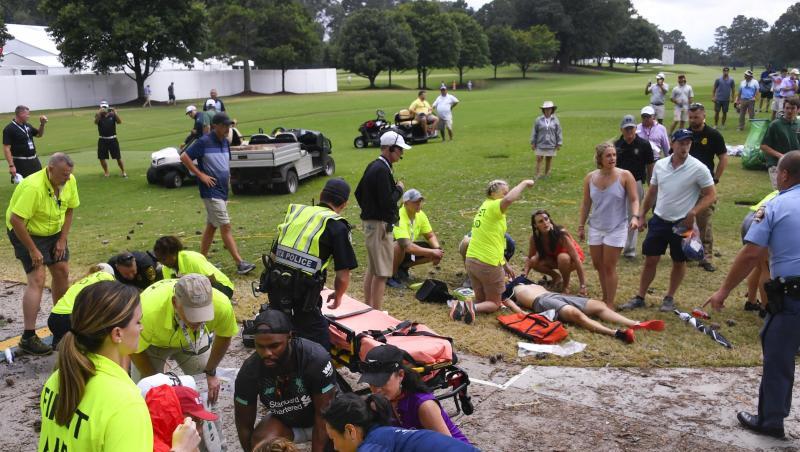 Nach dem Blitzeinschlag im East Lake Golf Club waren die Helfer schnell vor Ort. Nach dem Blitzeinschlag im East Lake Golf Club waren die Helfer schnell vor Ort.