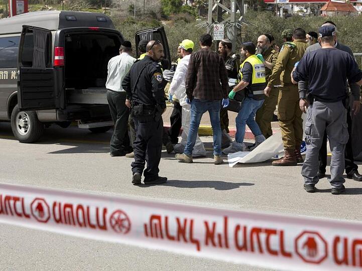 Israelische Soldaten und Polizisten tragen die Leiche eines Israelis vom Ort des Angriffs in der Nähe der jüdischen Siedlung Ariel im Westjordanland.