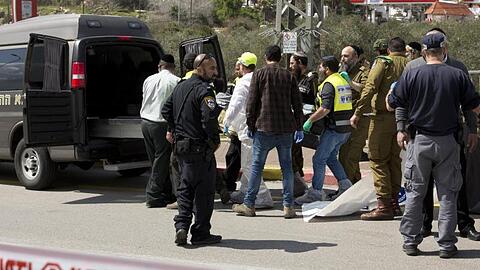 Israelische Soldaten und Polizisten tragen die Leiche eines Israelis vom Ort des Angriffs in der Nähe der jüdischen Siedlung Ariel im Westjordanland.