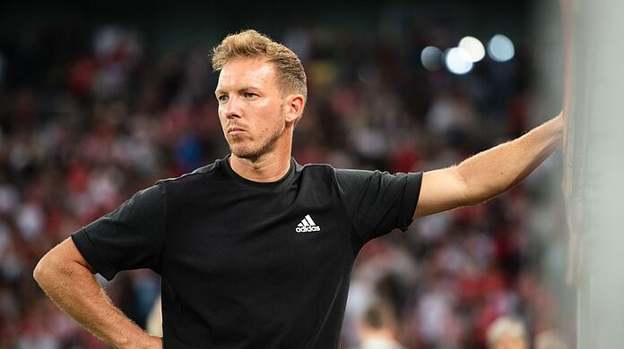 Bayerns Trainer Julian Nagelsmann blickt vor der Partie in die Runde.
