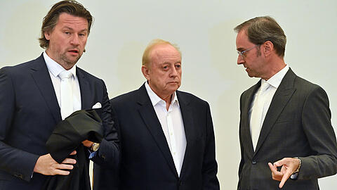 Schuhbeck mit den Anwälten Markus Gotzens (r.) und Sascha König (l.).