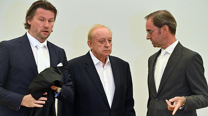 Schuhbeck mit den Anwälten Markus Gotzens (r.) und Sascha König (l.).
