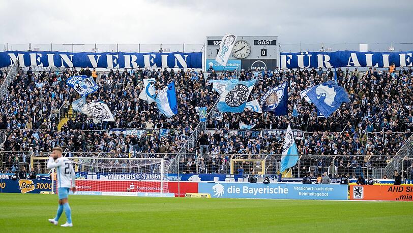 1860-Fans in der Westkurve im Gründwalder Stadion – nach einer Modernisierung stünden sie unterm Dach.