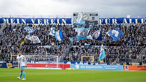 1860-Fans in der Westkurve im Gründwalder Stadion – nach einer Modernisierung stünden sie unterm Dach.