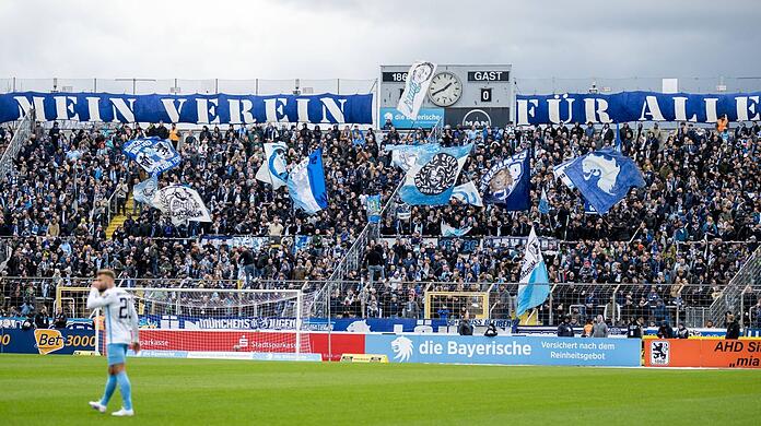 1860-Fans in der Westkurve im Gründwalder Stadion – nach einer Modernisierung stünden sie unterm Dach.