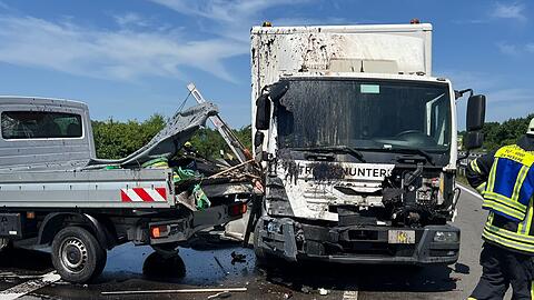 Ein Lkw geriet in ein Baustellenfahrzeug - und zwei Arbeiter starben noch auf der Autobahn